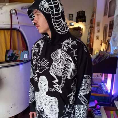 Hoodie “Carceral Icons” – Prison Ink Inspired – vêtement signé Queen Kong Gang, pièce artistique